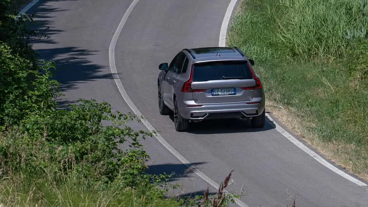 Volvo XC60 2025 года, съемка сбоку