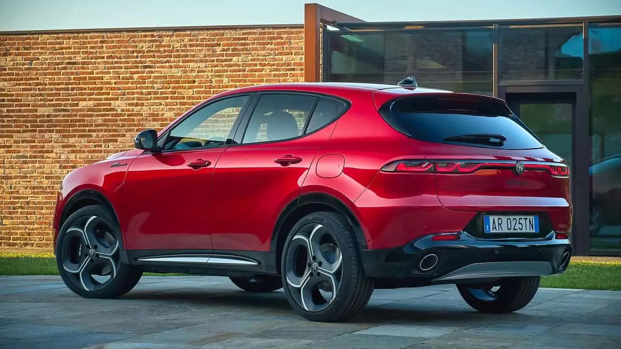 Кроссовер Alfa Romeo Tonale на дороге