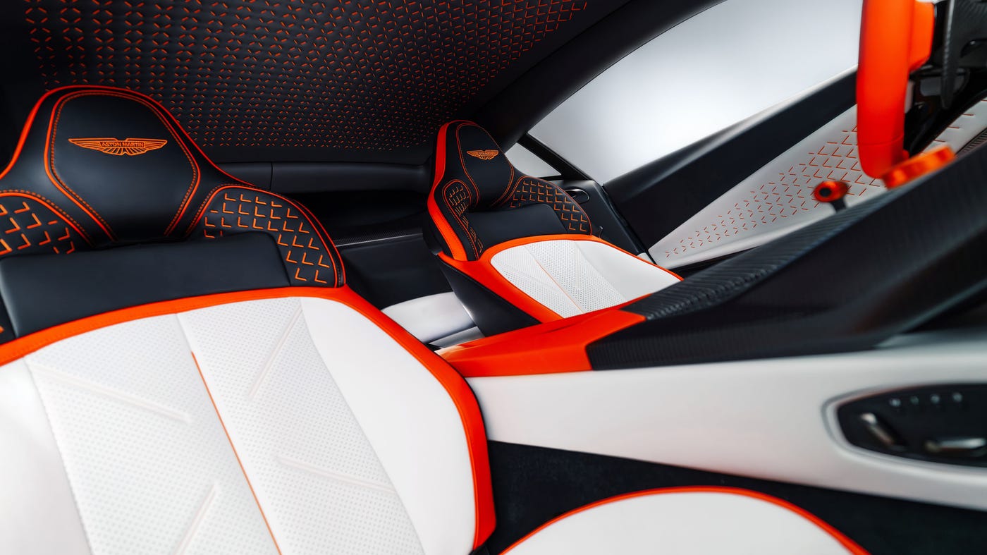 Интерьер Aston Martin Valen