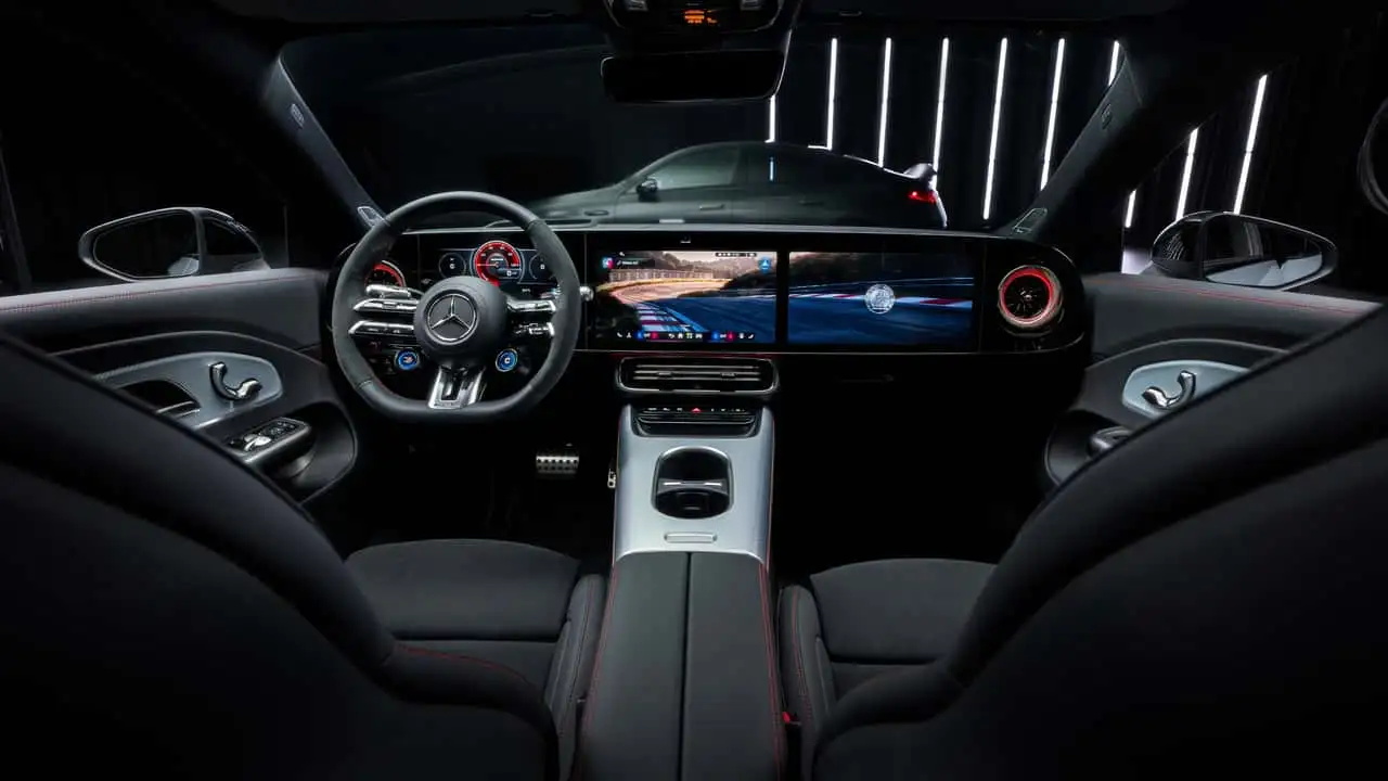 Салон Mercedes-AMG CLA 45 - вид панели MBUX