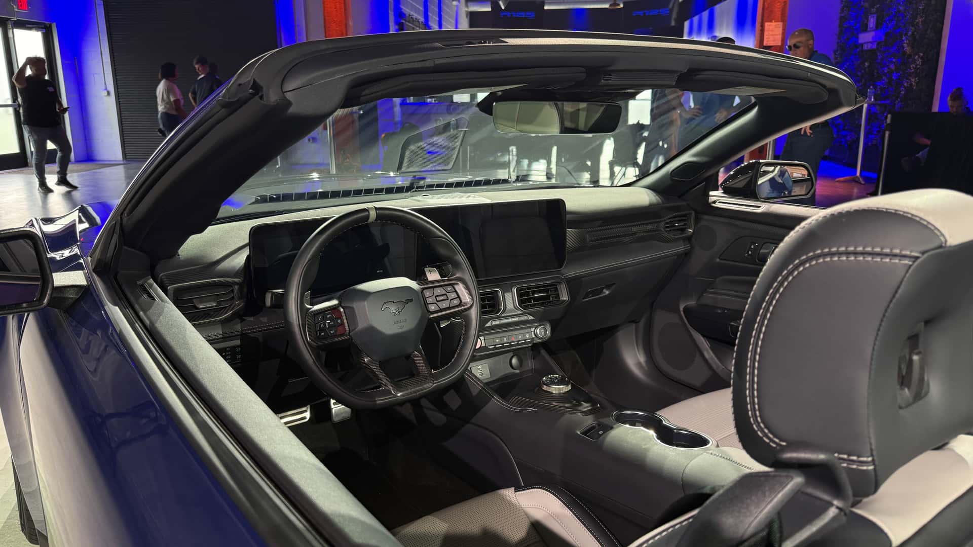 Ford Mustang Dark Horse SC Convertible з новими оздобленнями салону