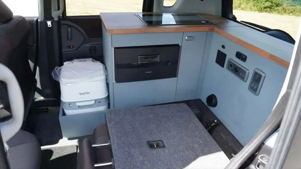 Seating arrangement of Mitsubishi Delica D:2