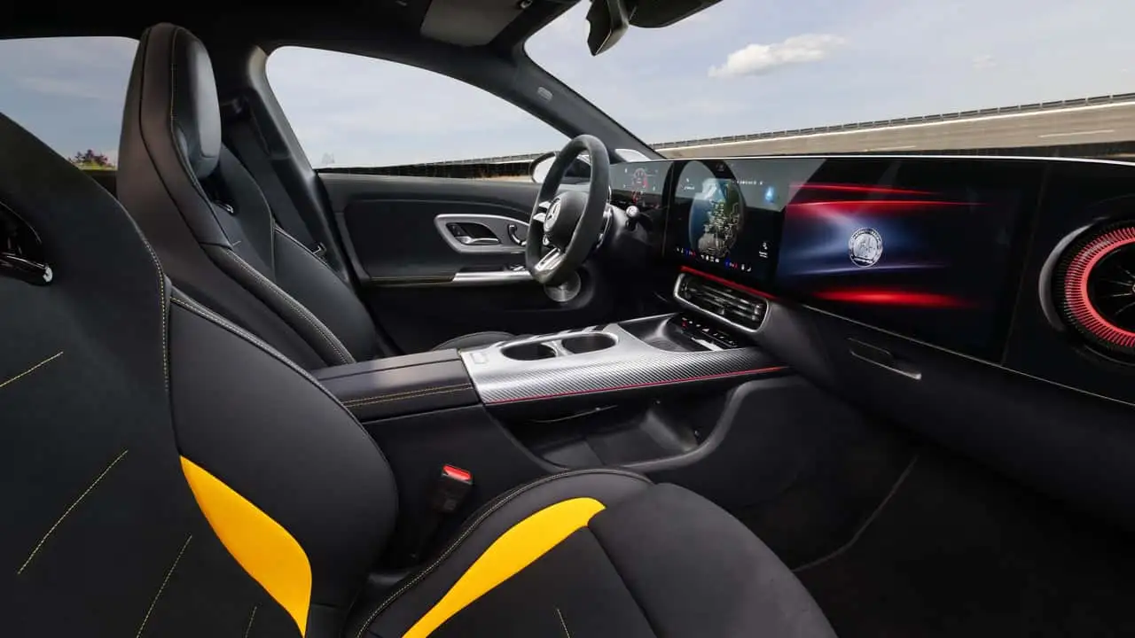 Салон Mercedes-AMG CLA 45 - вид с панорамой крыши