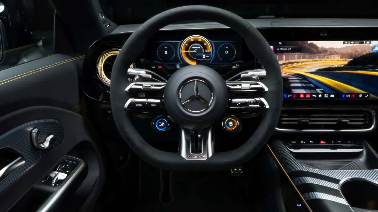 Салон Mercedes-AMG CLA 45 - экраны и подсветка