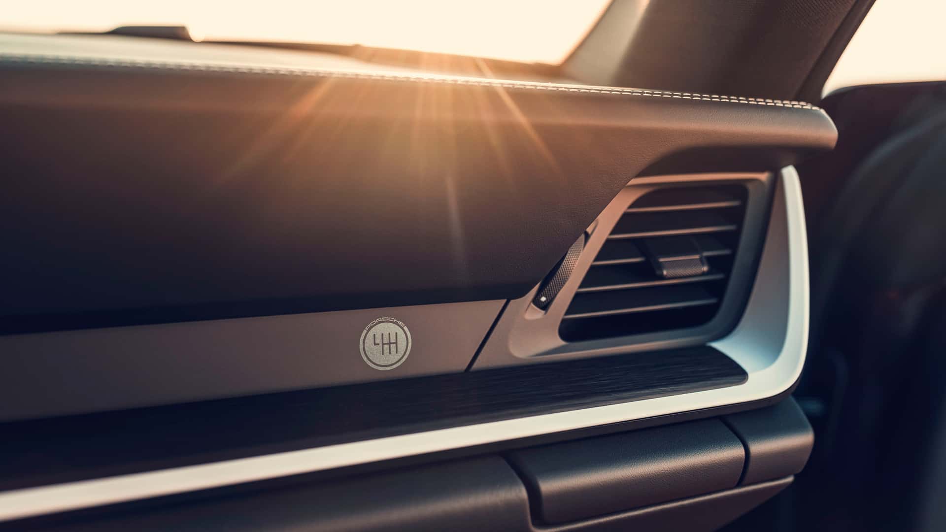 Фото освещения под дверью Porsche 911 Carrera S
