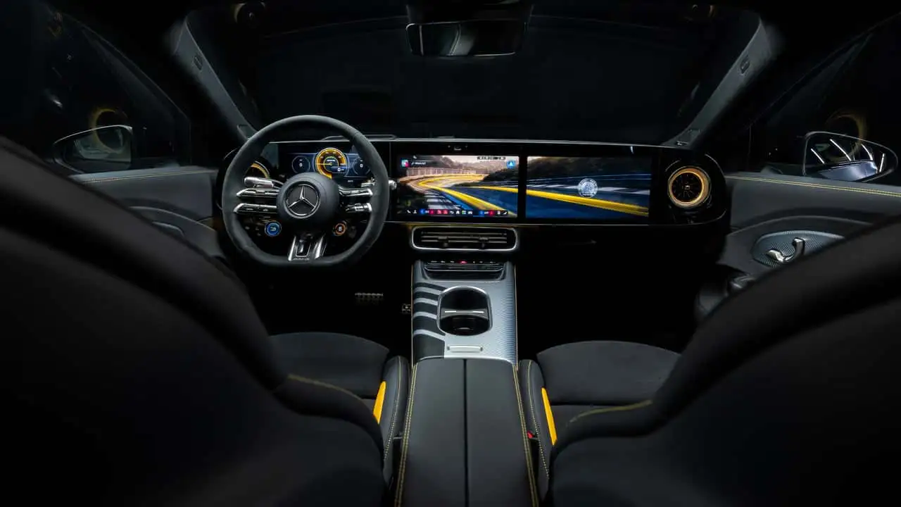 Салон Mercedes-AMG CLA 45 - подсветка дверей