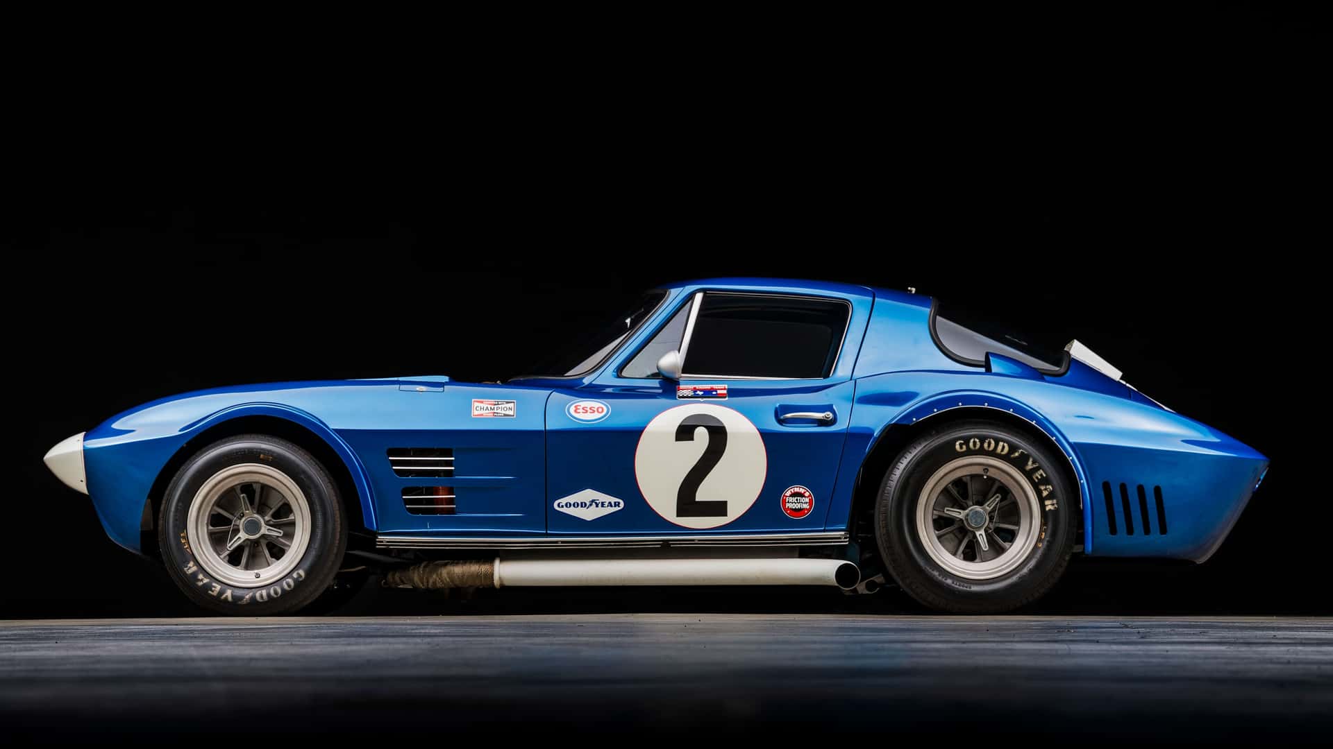 Вид с боком на Chevrolet Corvette Grand Sport