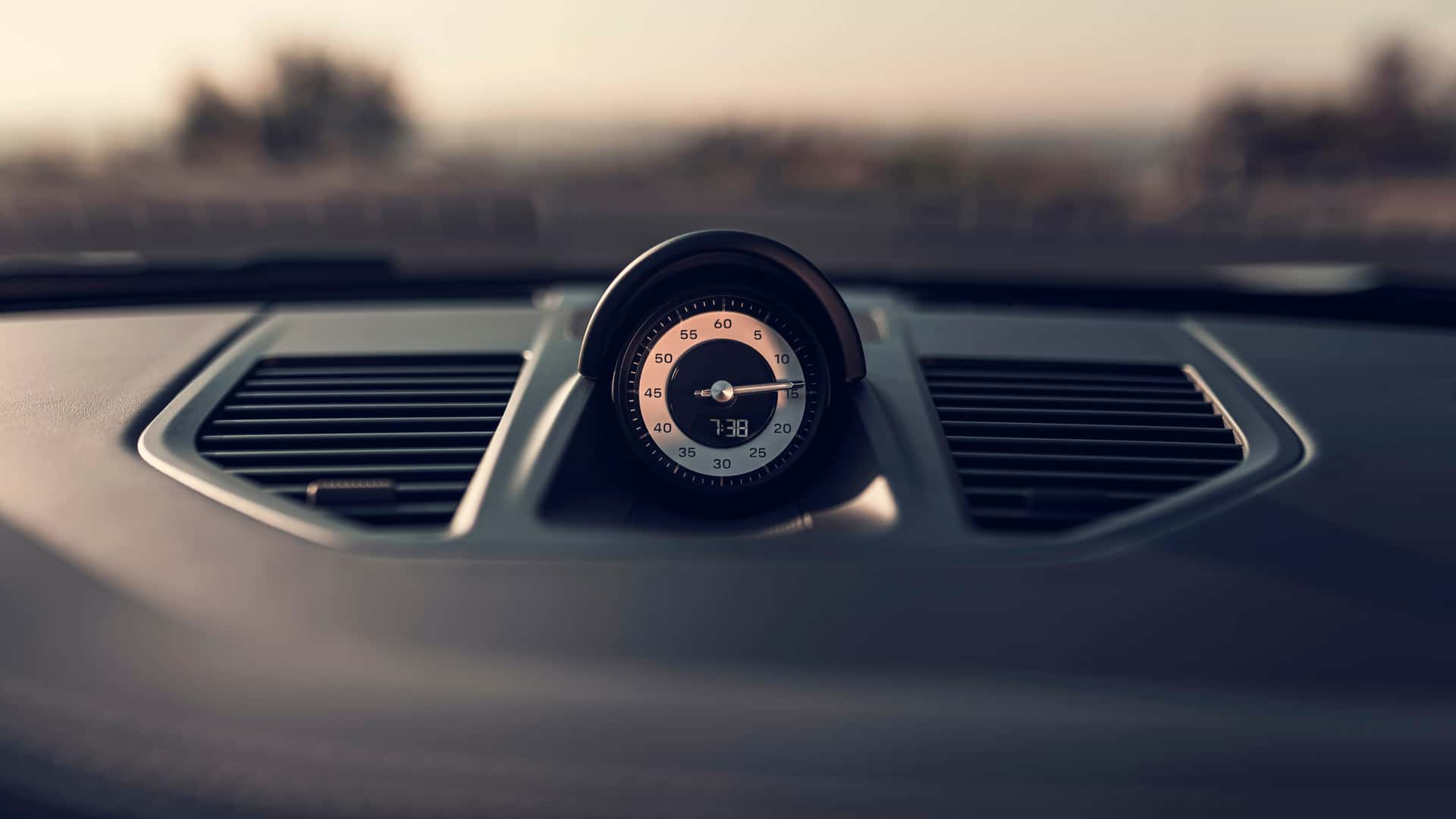 Фото задней части Porsche 911 Carrera S с розеткой