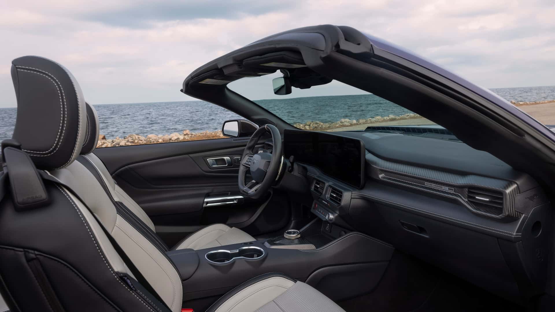 Сучасний вигляд інтер'єру Ford Mustang Dark Horse SC Convertible