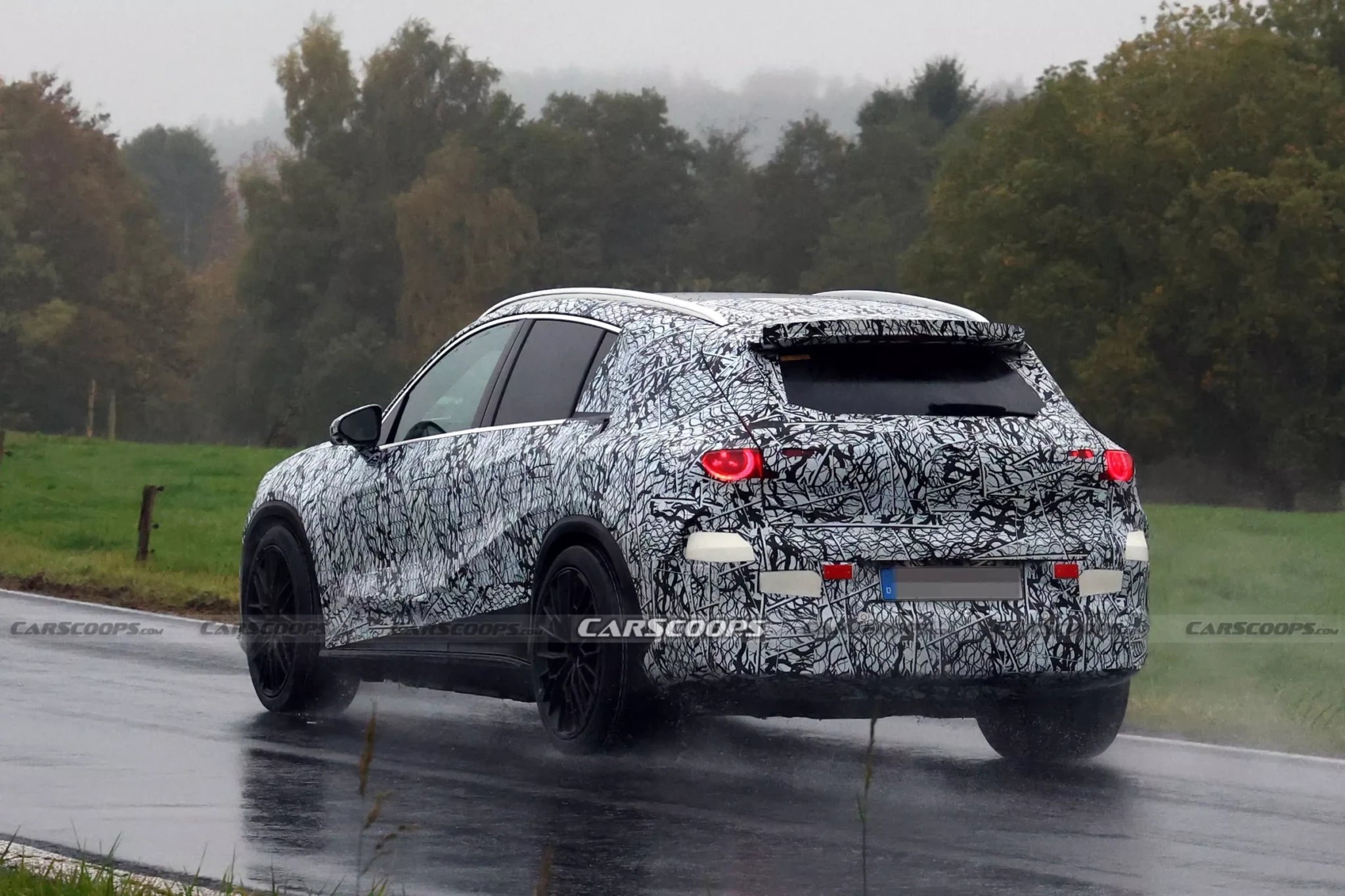 Динамічний кросовер Mercedes-AMG під час тестування