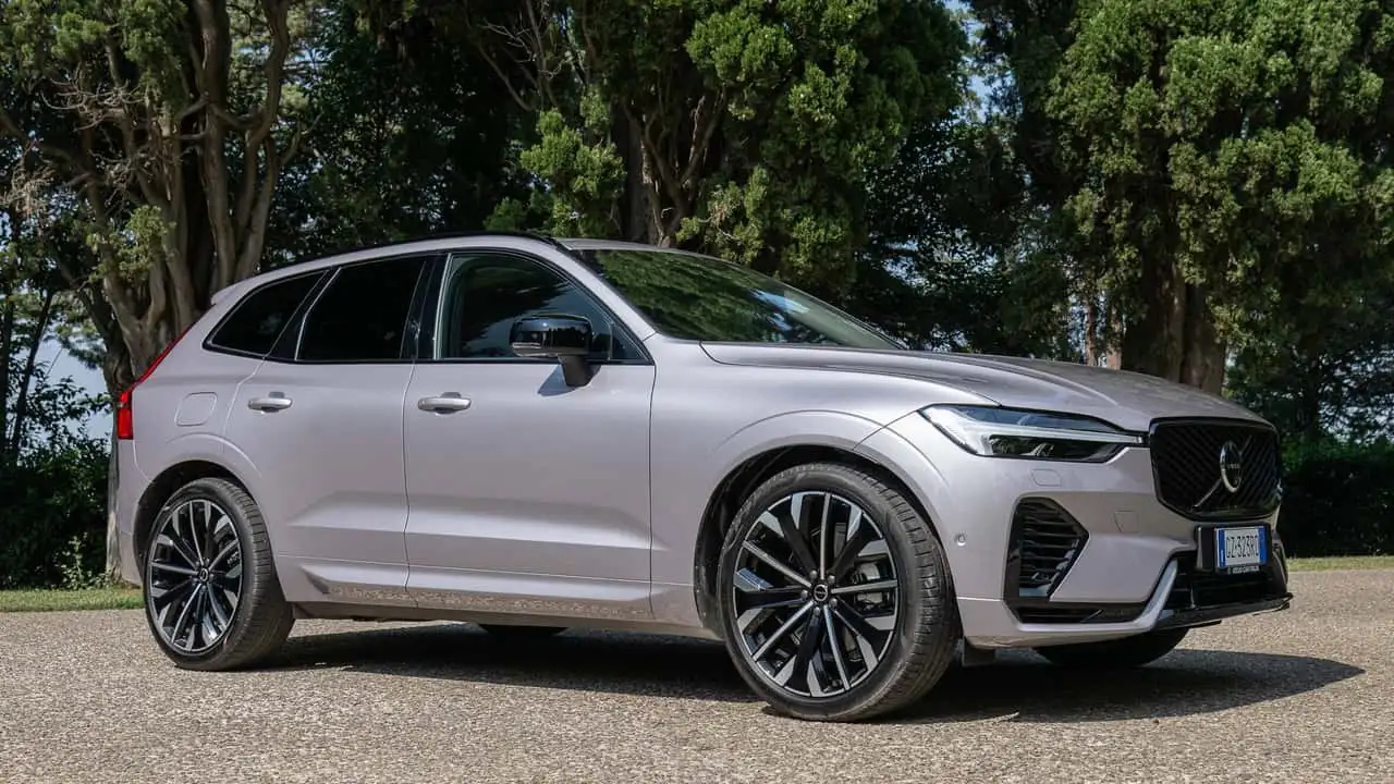 Volvo XC60 2025 года, съемка спереди