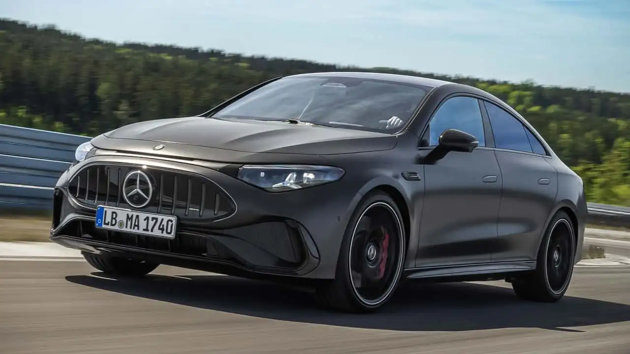 Электрический седан Mercedes-AMG CLA 45 - передняя часть