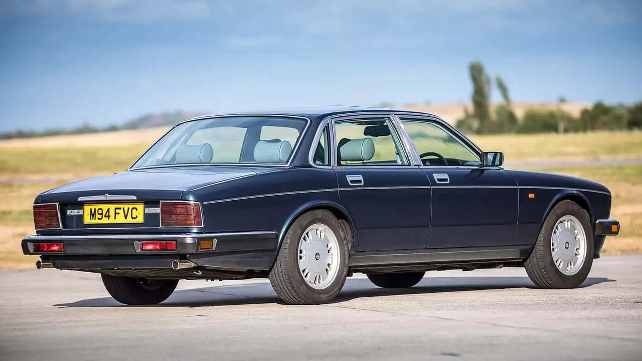 Вид сзади Jaguar XJ40