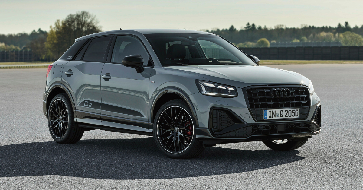 Audi Q2 в сріблястому кольорі на дорозі