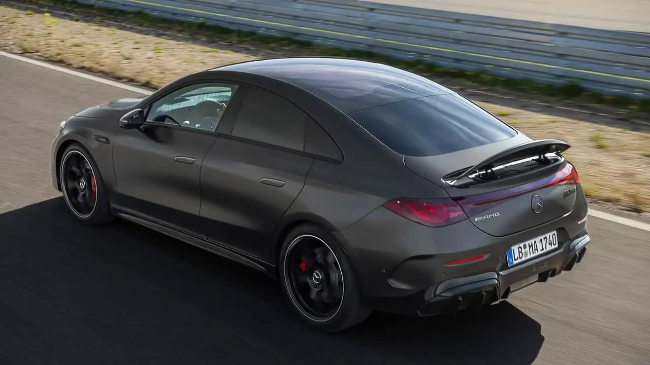 Электрический седан Mercedes-AMG CLA 45 - во время тест-драйва