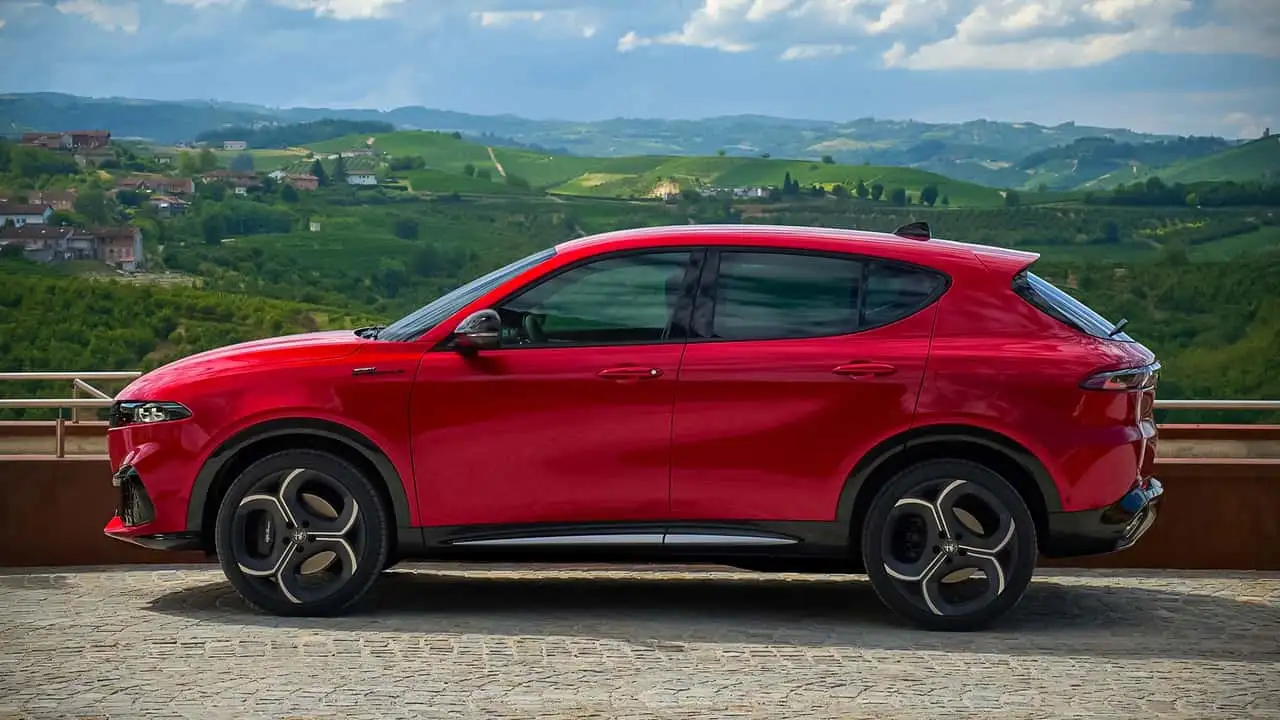 Alfa Romeo Tonale боковое фото