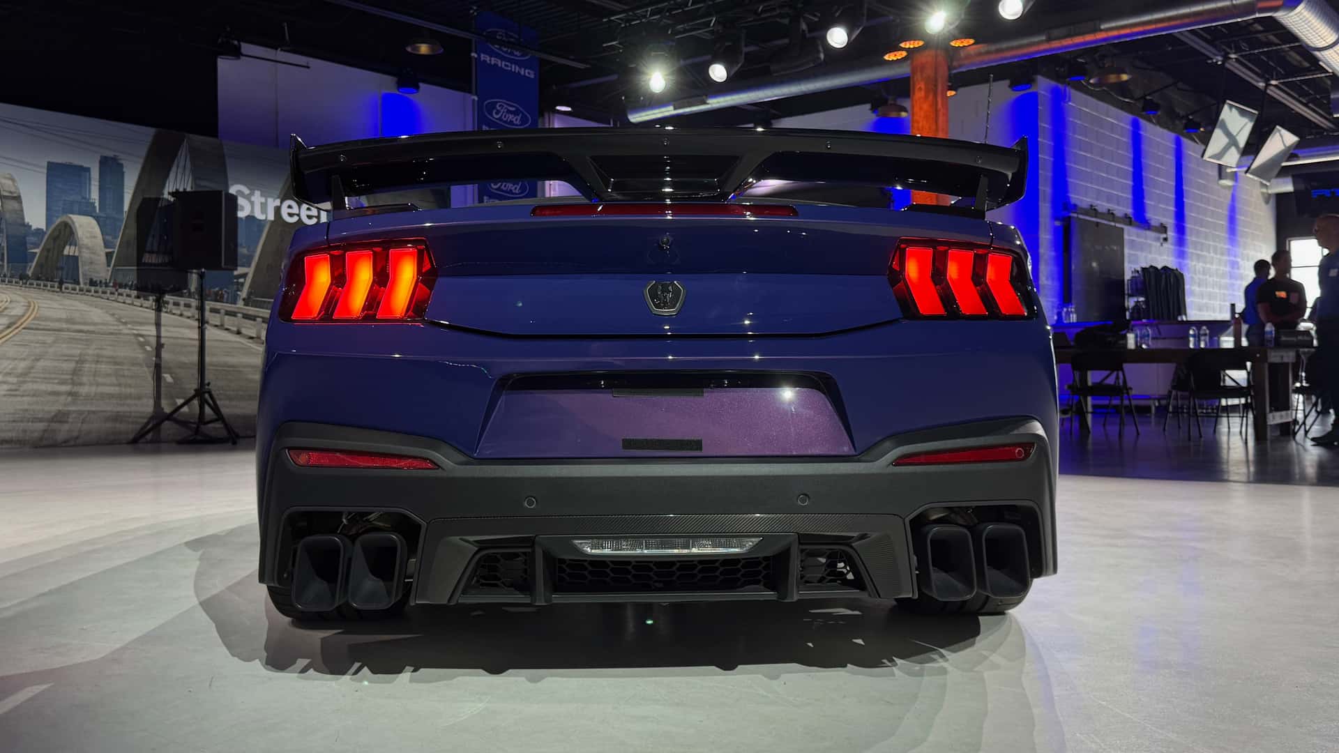 Інтер'єр Ford Mustang Dark Horse SC Convertible зсередини