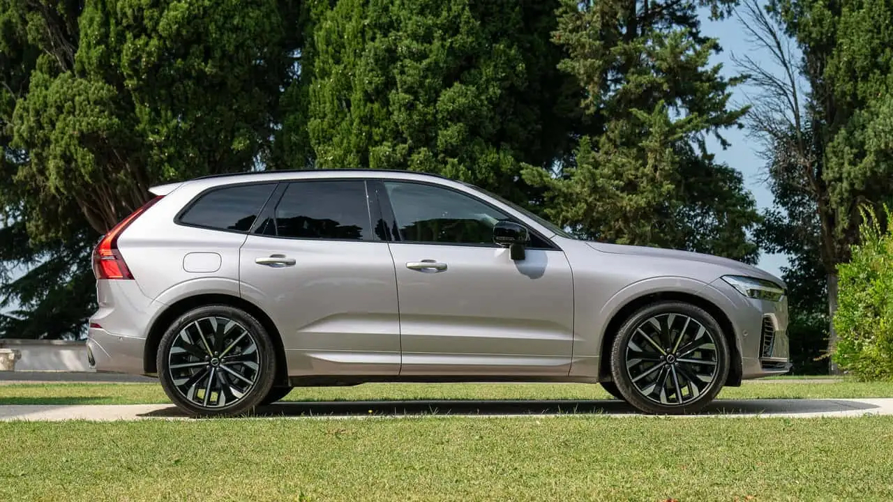 Volvo XC60 2025 года, съемка с боку водителя