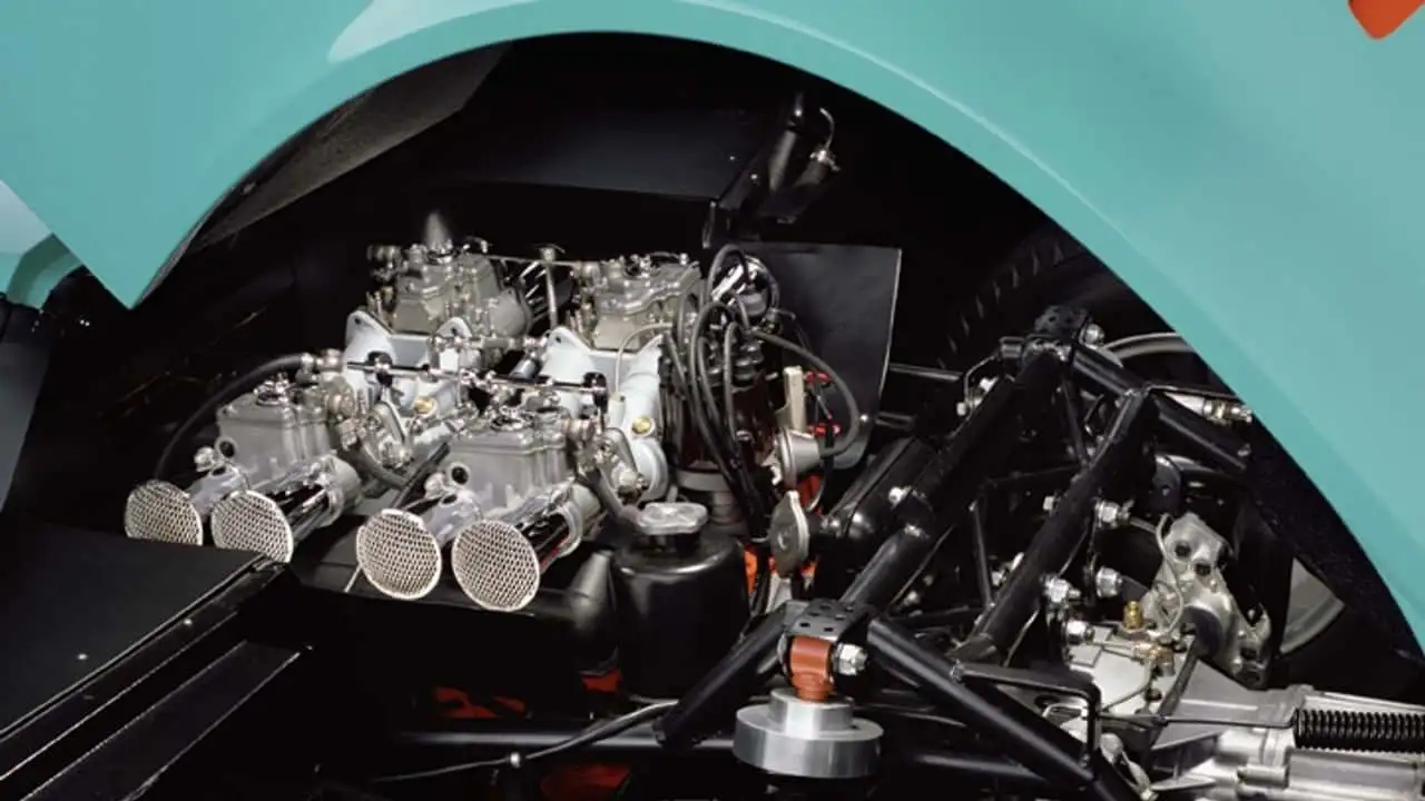 Вид спереди Bizzarrini Manta на Туринском автосалоне