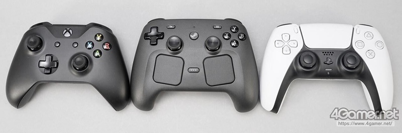 Größenvergleich: Steam Controller 2 neben DualSense und Xbox-Controller