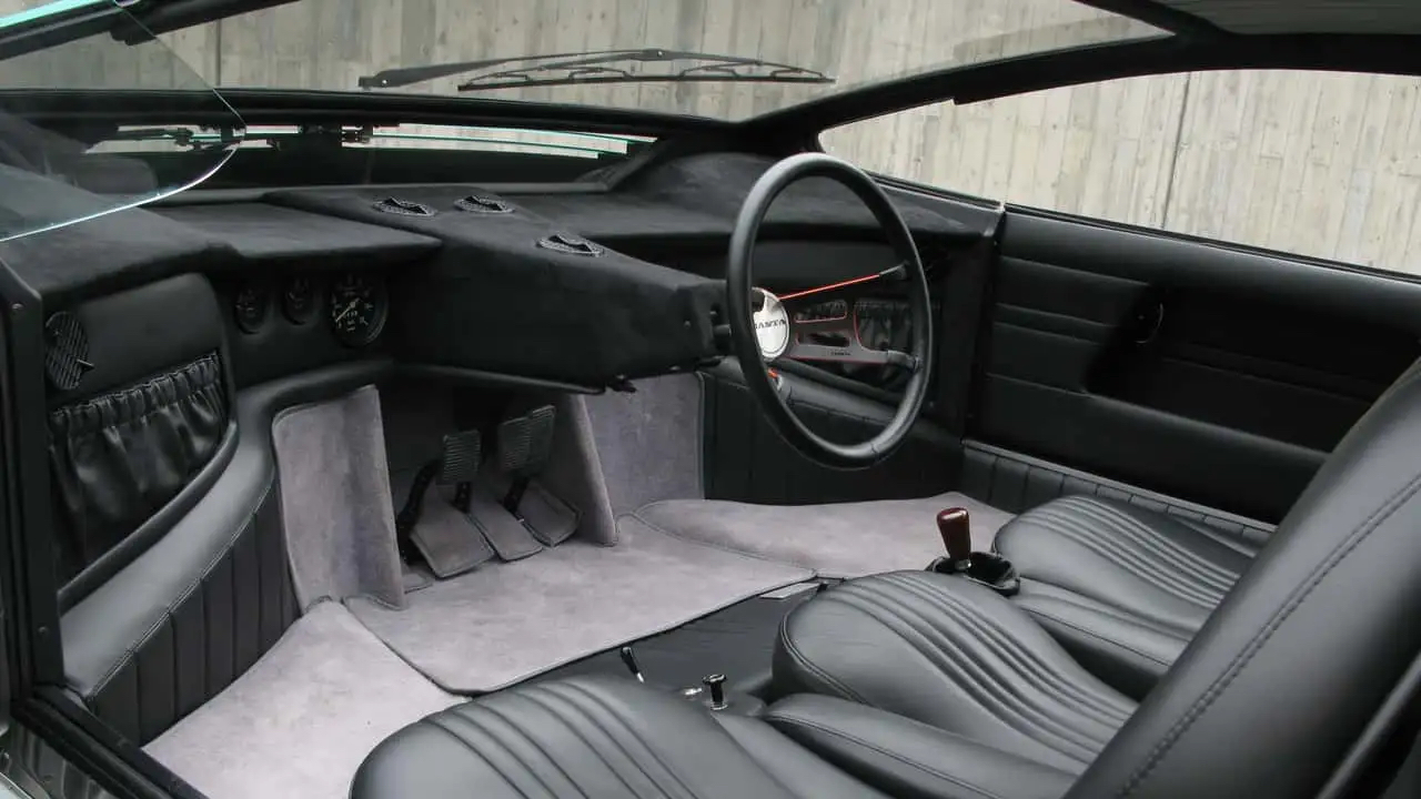 Кабина Bizzarrini Manta с центральным рулём