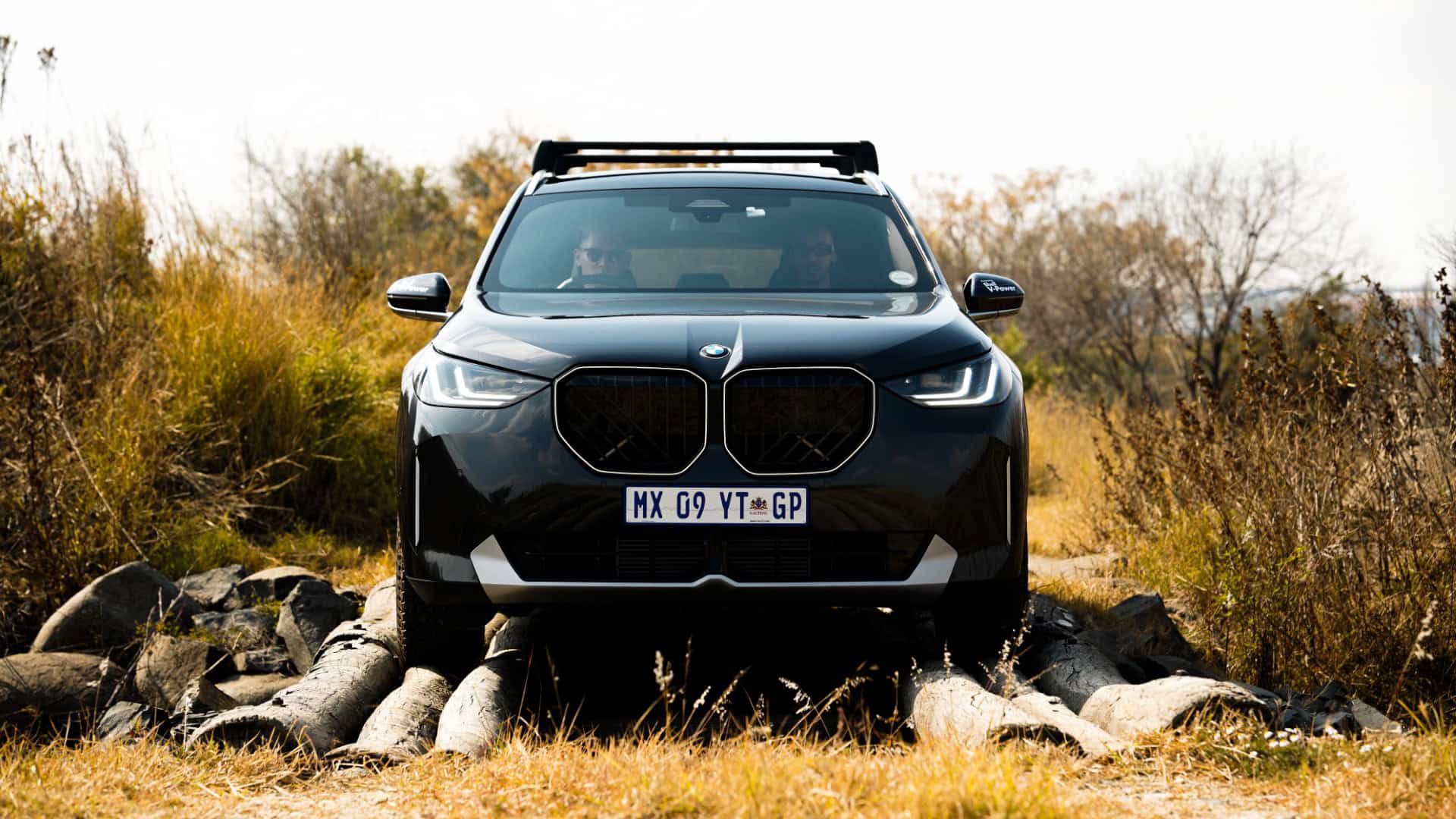 Вид на кросовер під час подолання перешкод. Фото: BMW