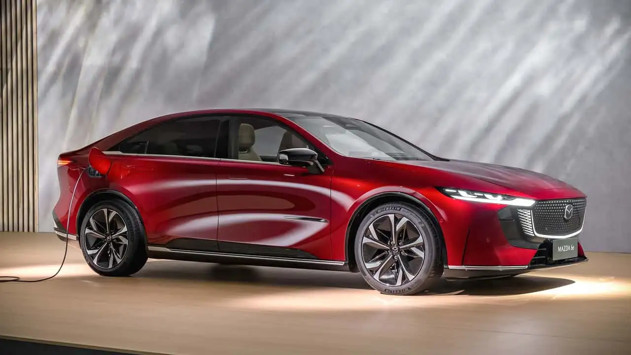 Mazda 6e со стороны водителя