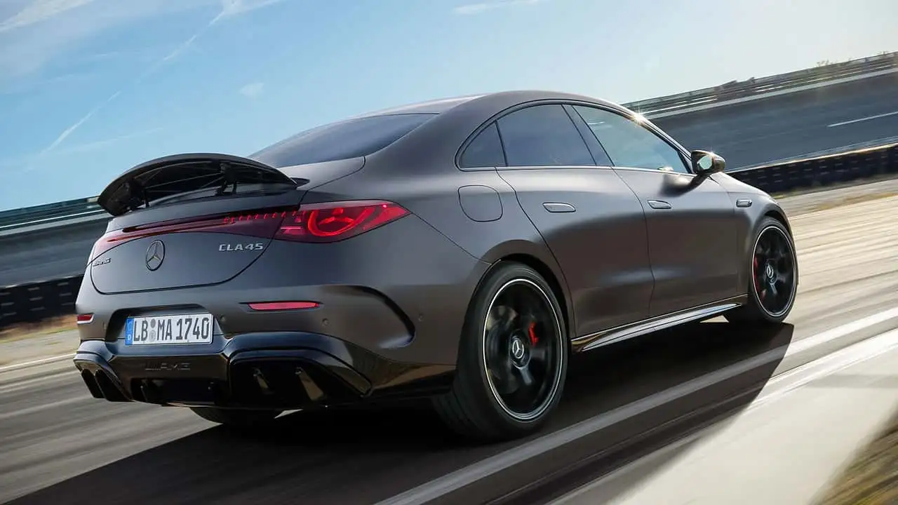 Электрический седан Mercedes-AMG CLA 45 - вид сзади на трассе