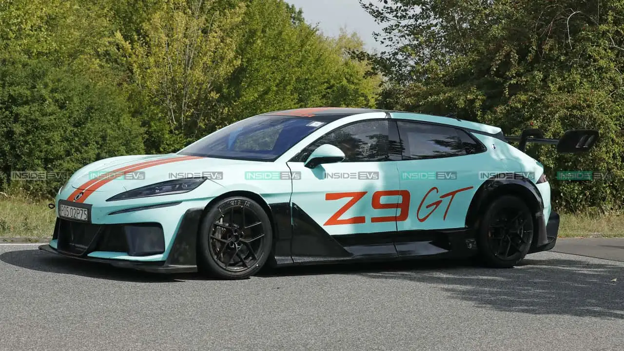 Прототип Denza Z9 GT Xtreme на дороге