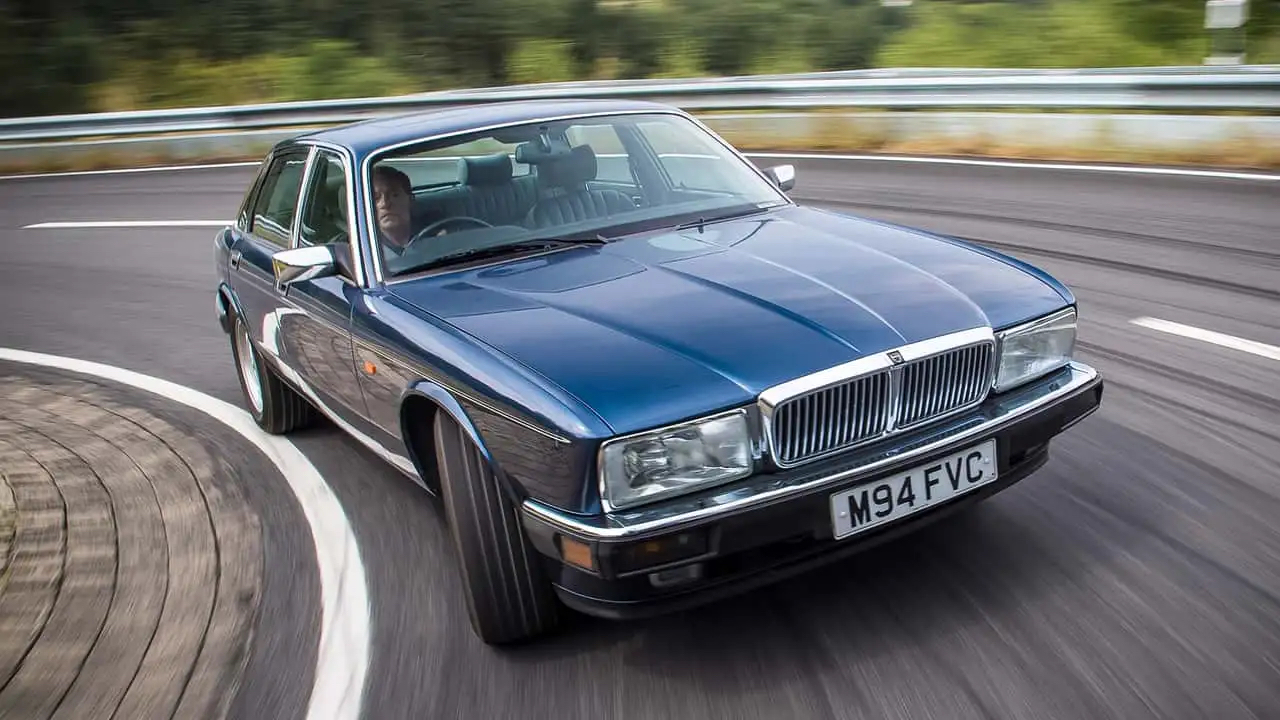 Jaguar XJ40 в городском пейзаже