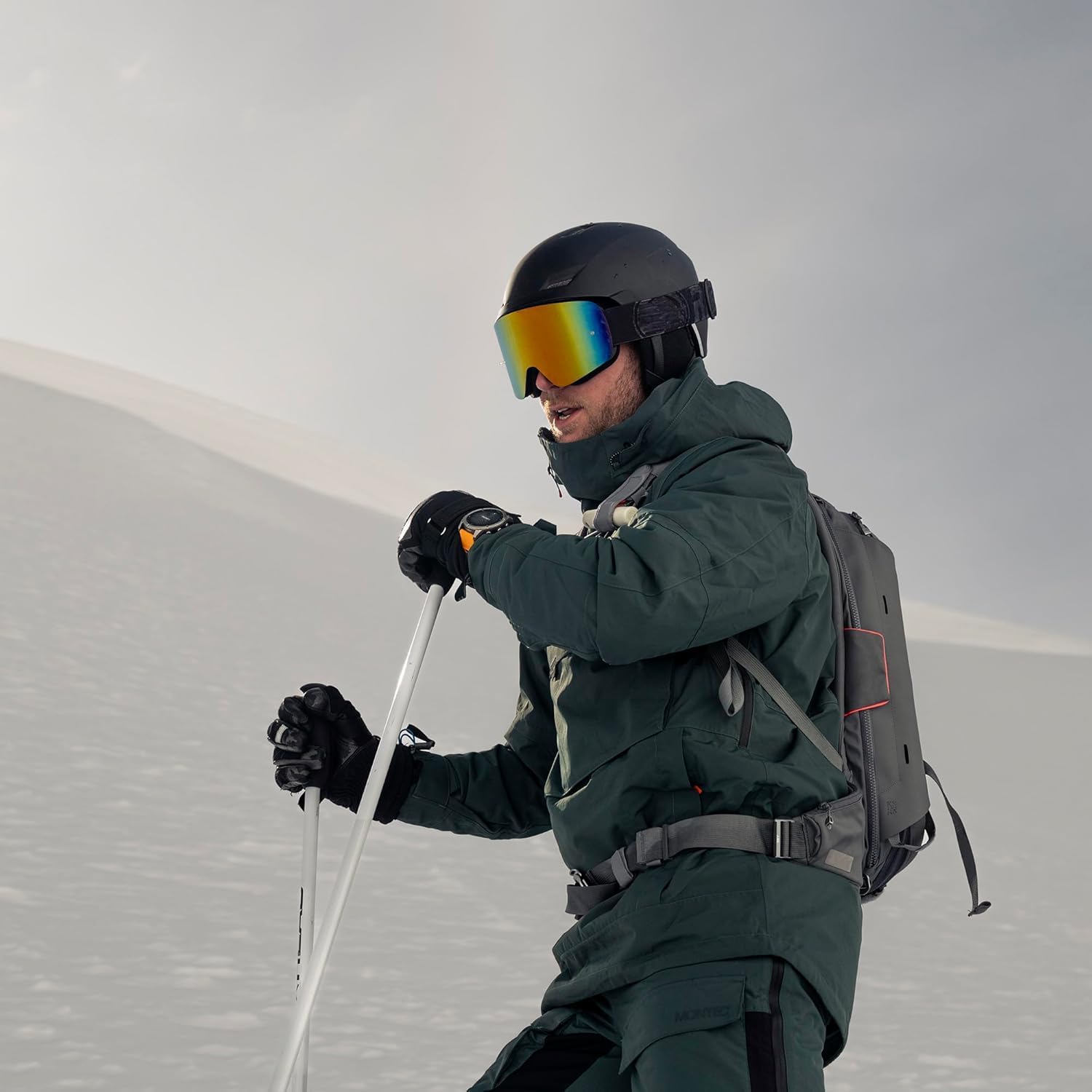 Garmin Fenix 8 с AMOLED-дисплеем, оранжевый корпус, вид спереди