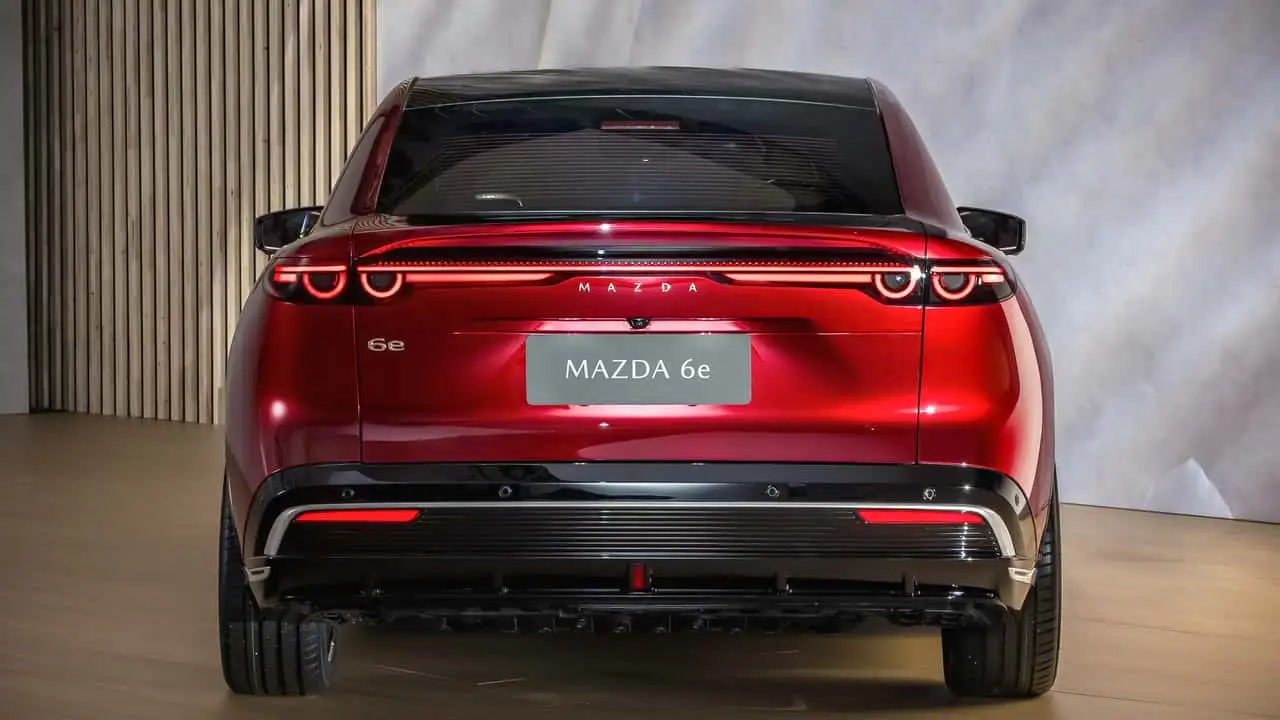 Вид Mazda 6e спереди