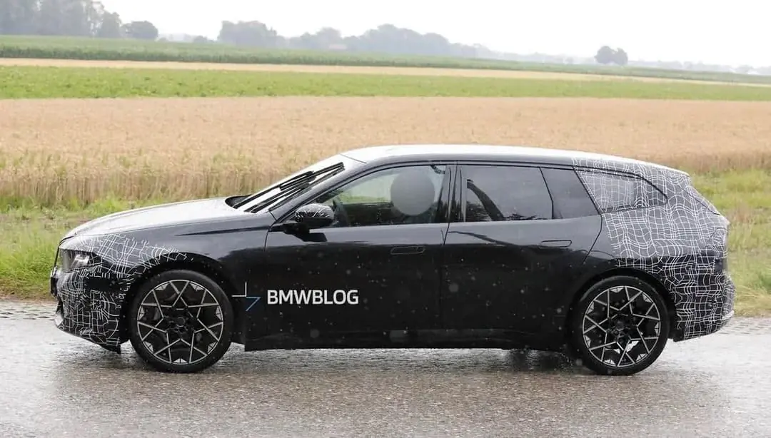 Светло-серый прототип BMW i3 Touring на дорожных испытаниях