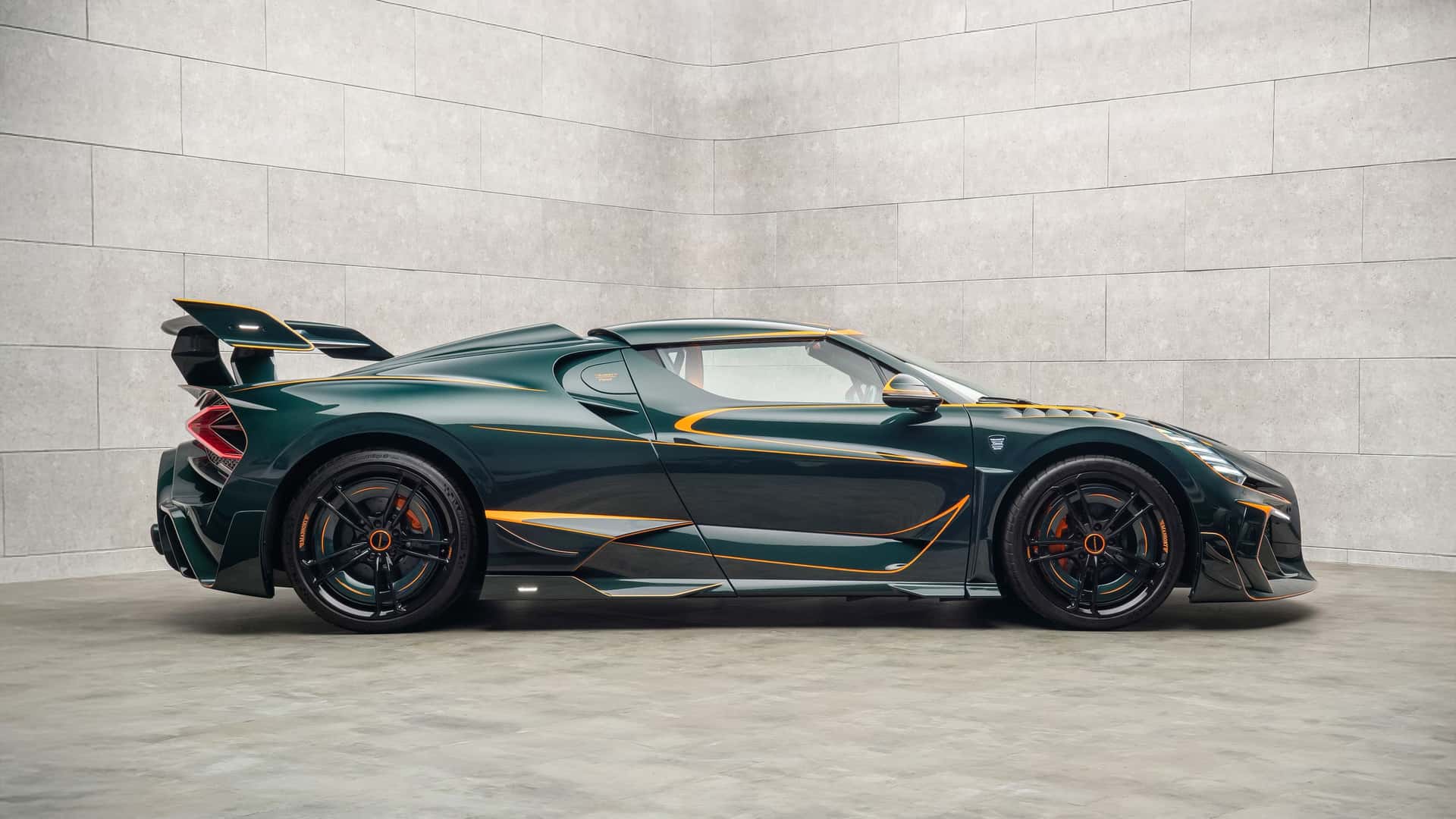 Mansory Vincerò на подставке