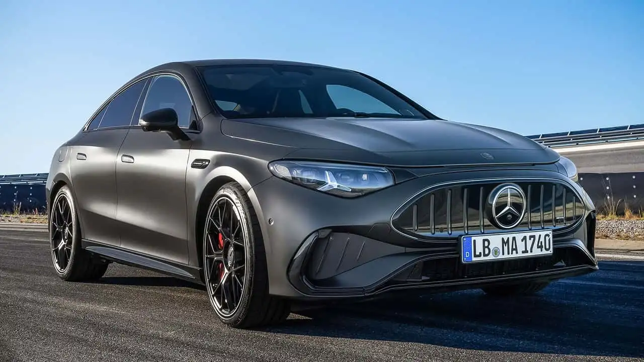 Электрический седан Mercedes-AMG CLA 45 - на дороге