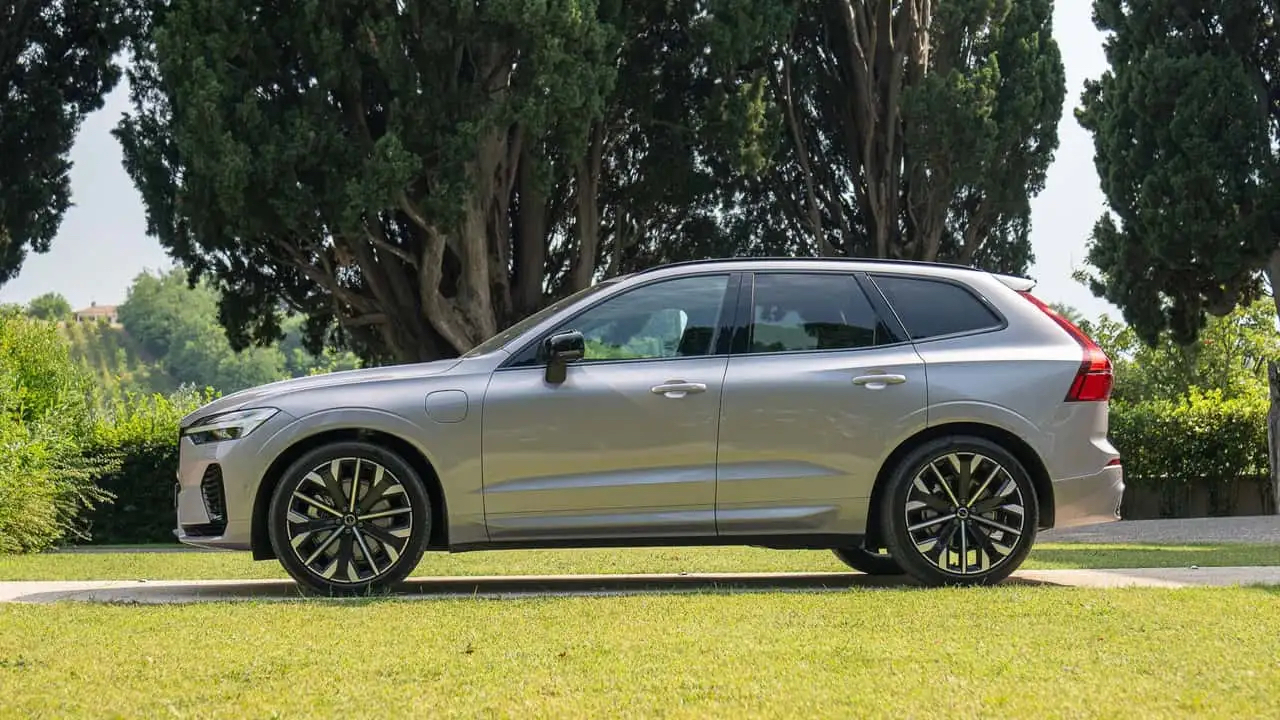 Volvo XC60 2025 года, съемка с боку пассажира