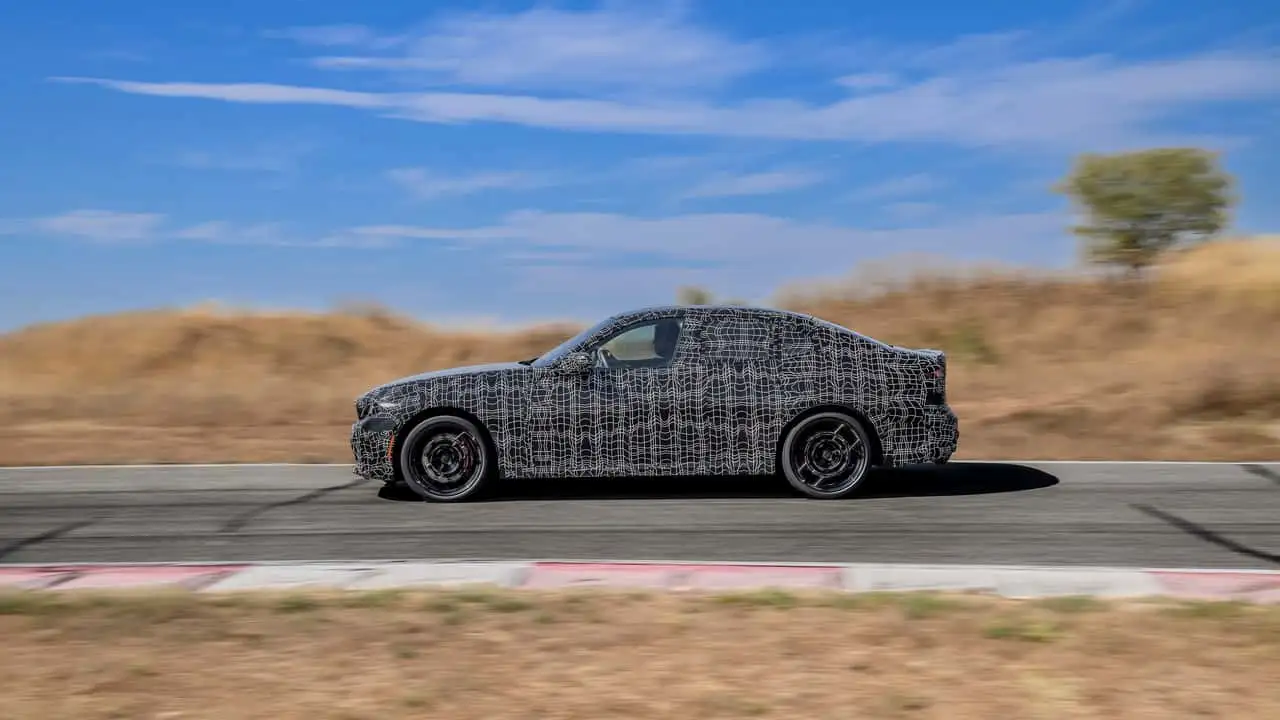 Камуфлированный седан BMW M350 xDrive во время динамических испытаний 19