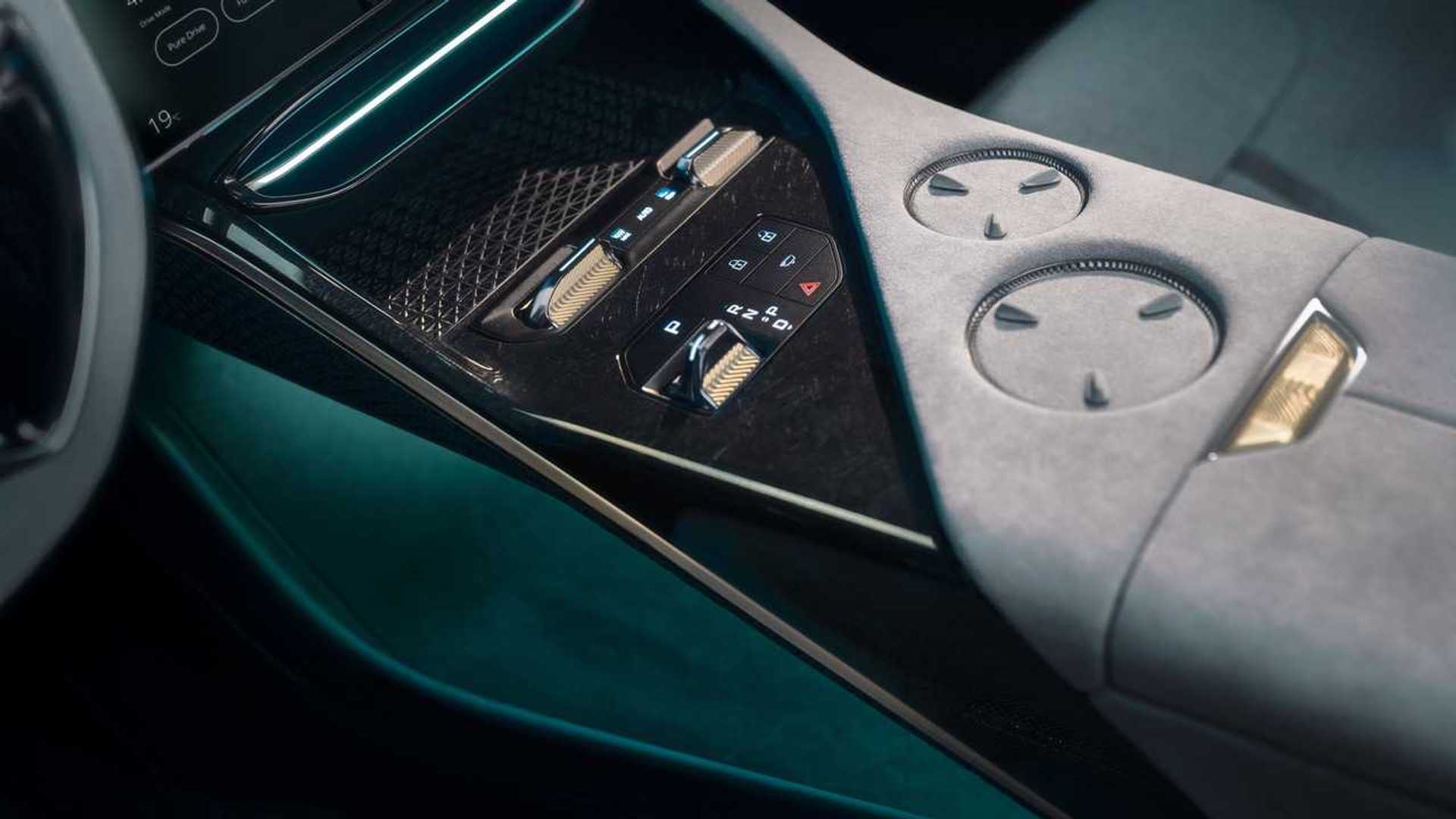 Атмосфера салона Lotus Eletre