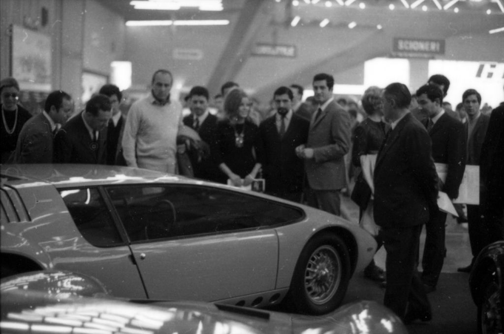 Восстановленный Bizzarrini Manta в оригинальной ливрее