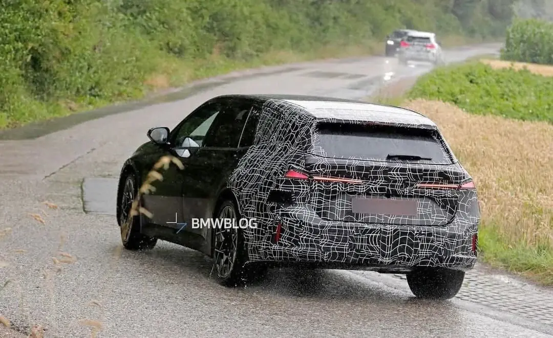 Дизайн BMW i3 Touring с чистыми линиями и спрятанными дверными ручками