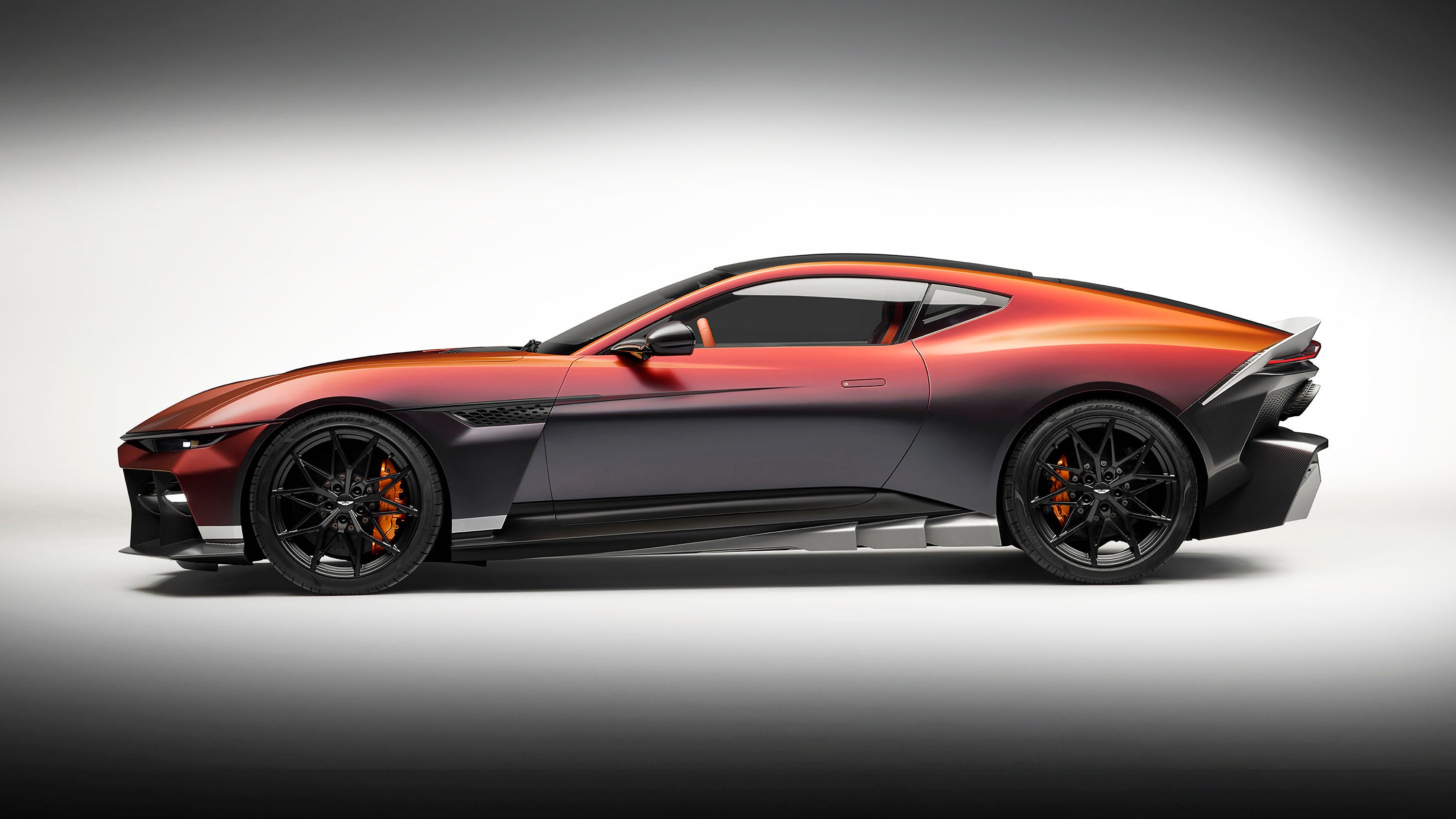 Черный вариант Aston Martin Valen
