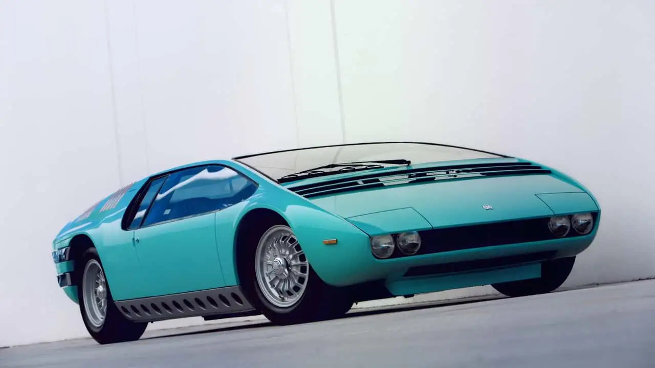 Крупный план деталей дизайна Bizzarrini Manta