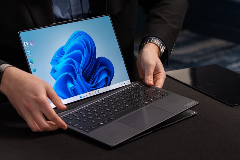 ThinkBook Modular AI PC з двома екранами