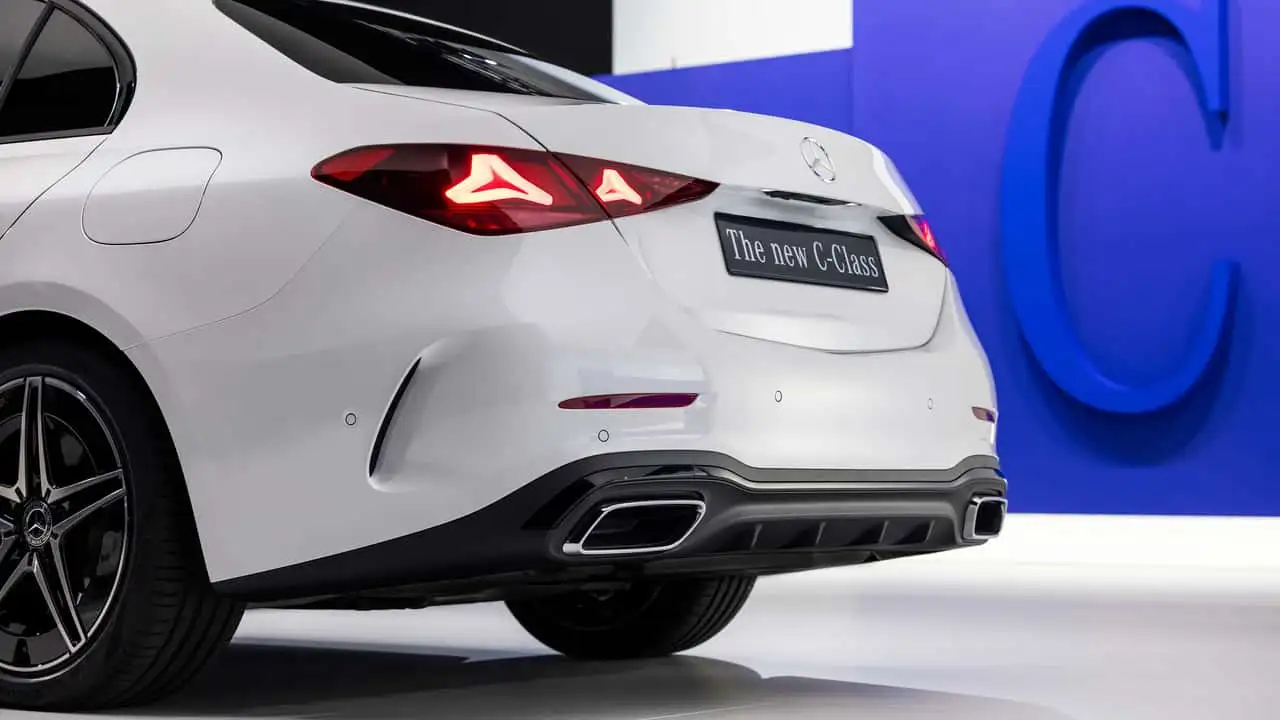 Вид на Mercedes-Benz Classe C рестайлинг 2026 сзади