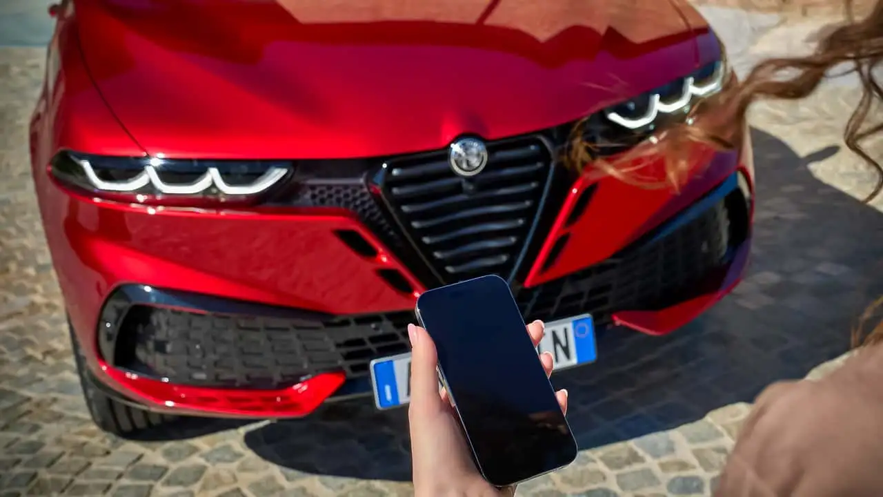 Alfa Romeo Tonale вид спереди под углом