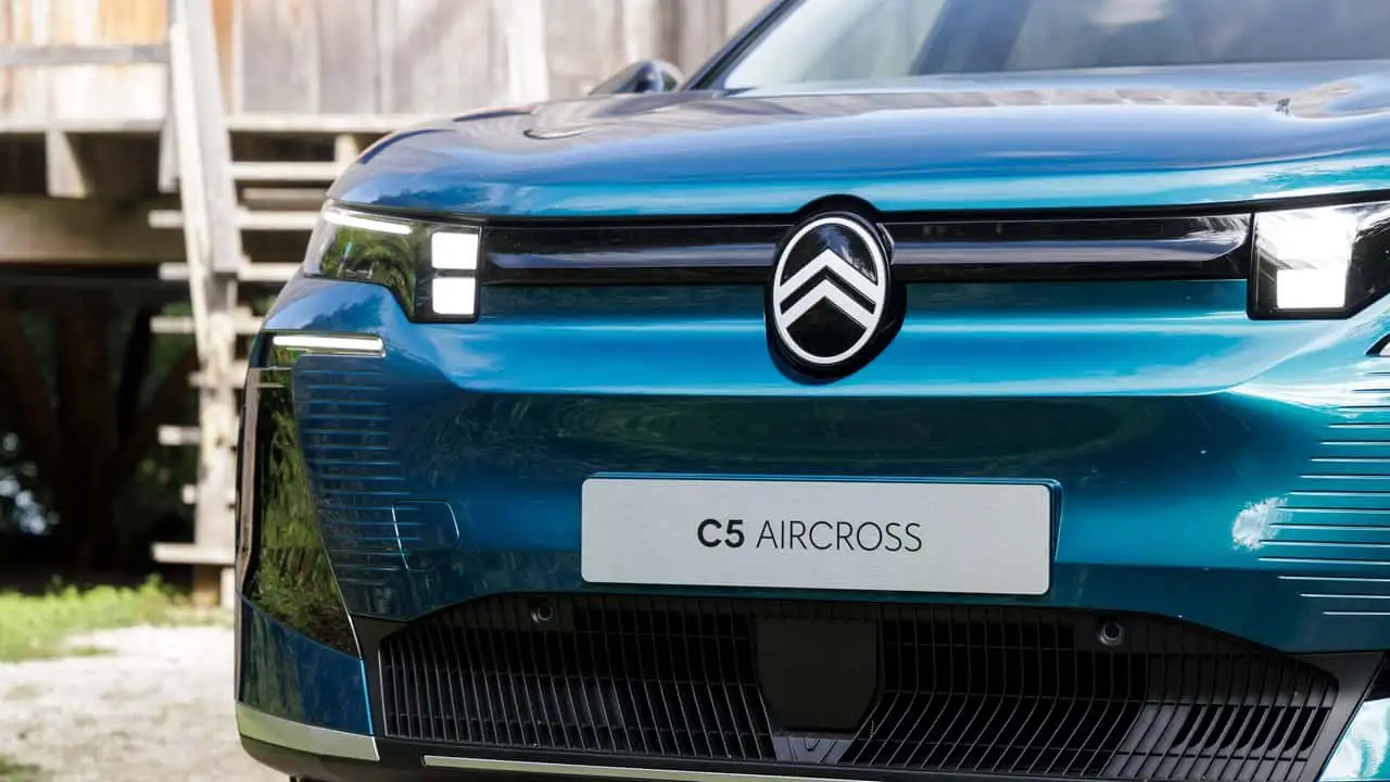 Citroen C5 Aircross Emeraude движется дорогами