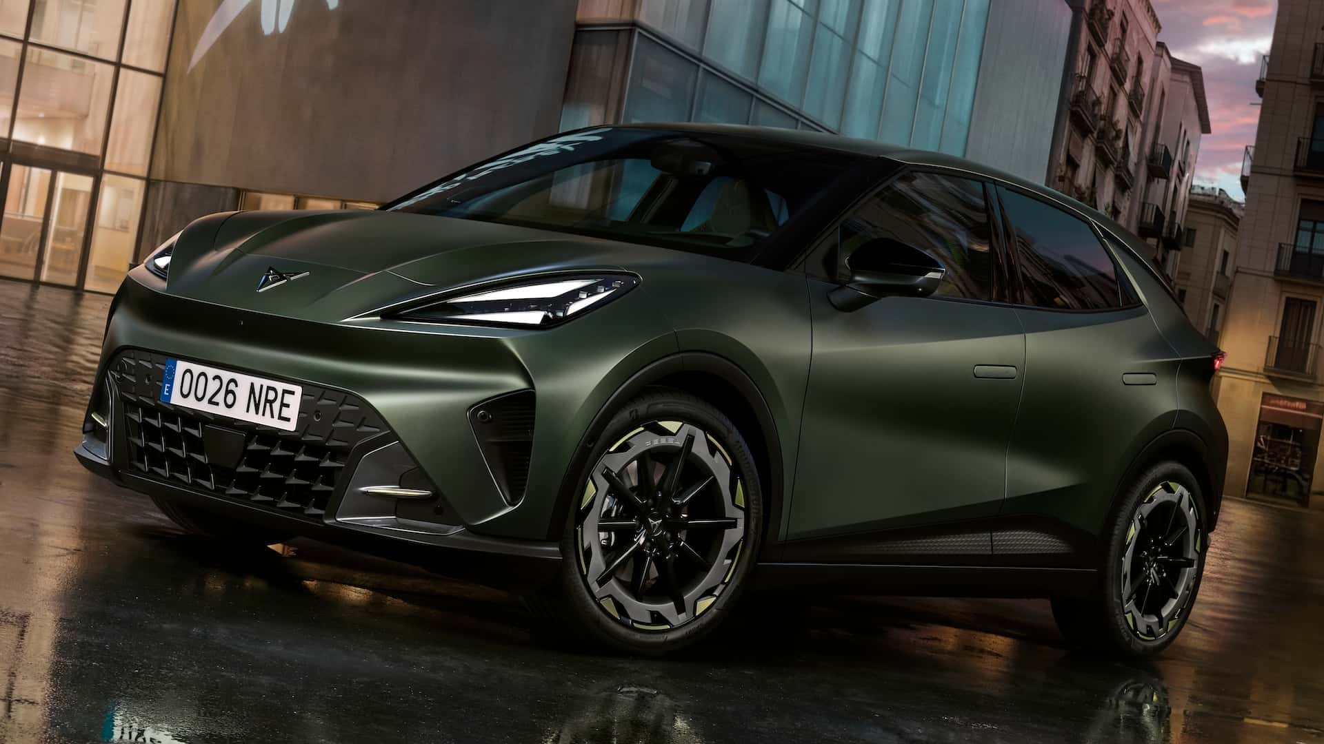 Cupra Raval 2026 - автомобіль під час руху