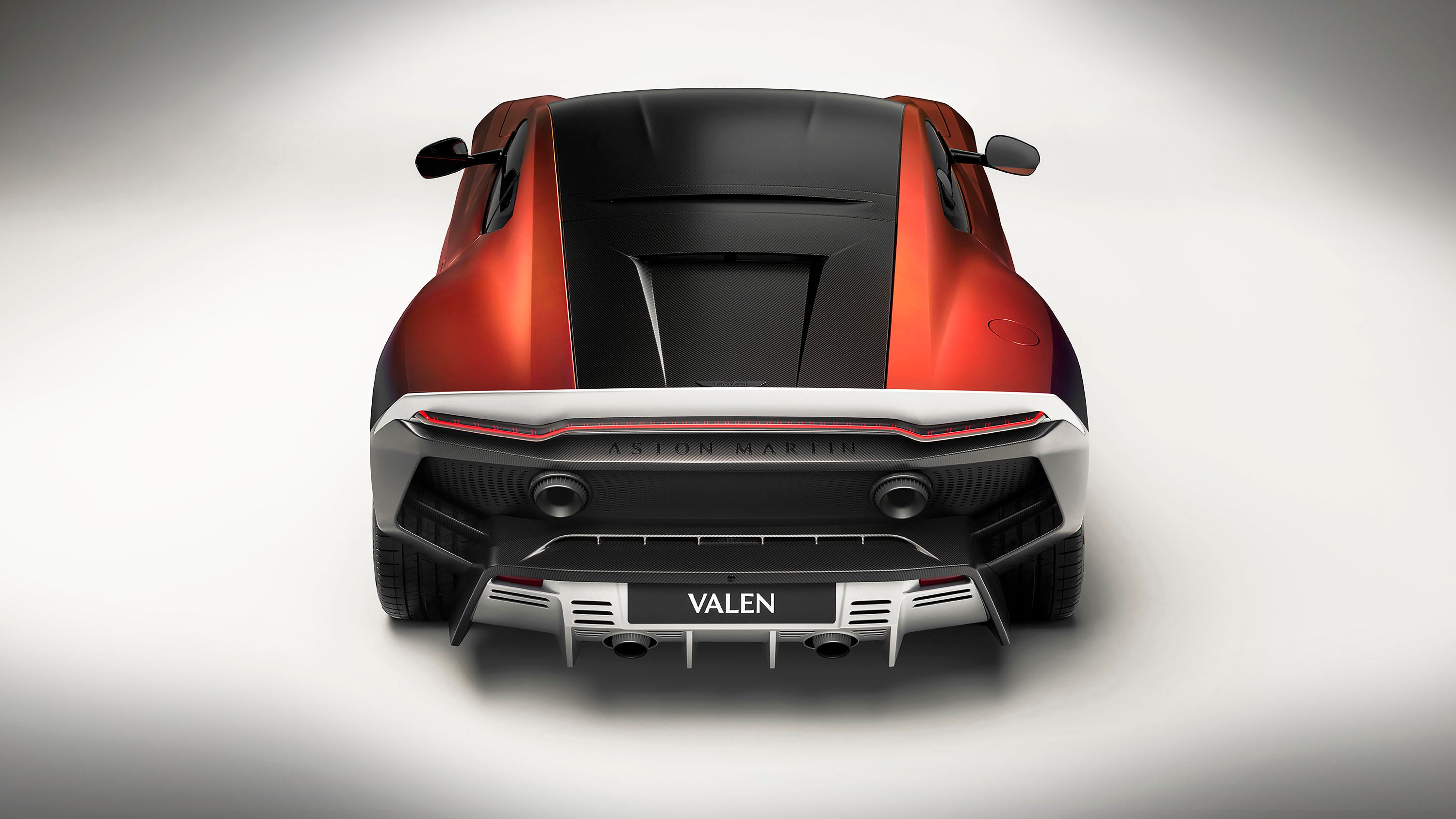 Профиль черного Aston Martin Valen