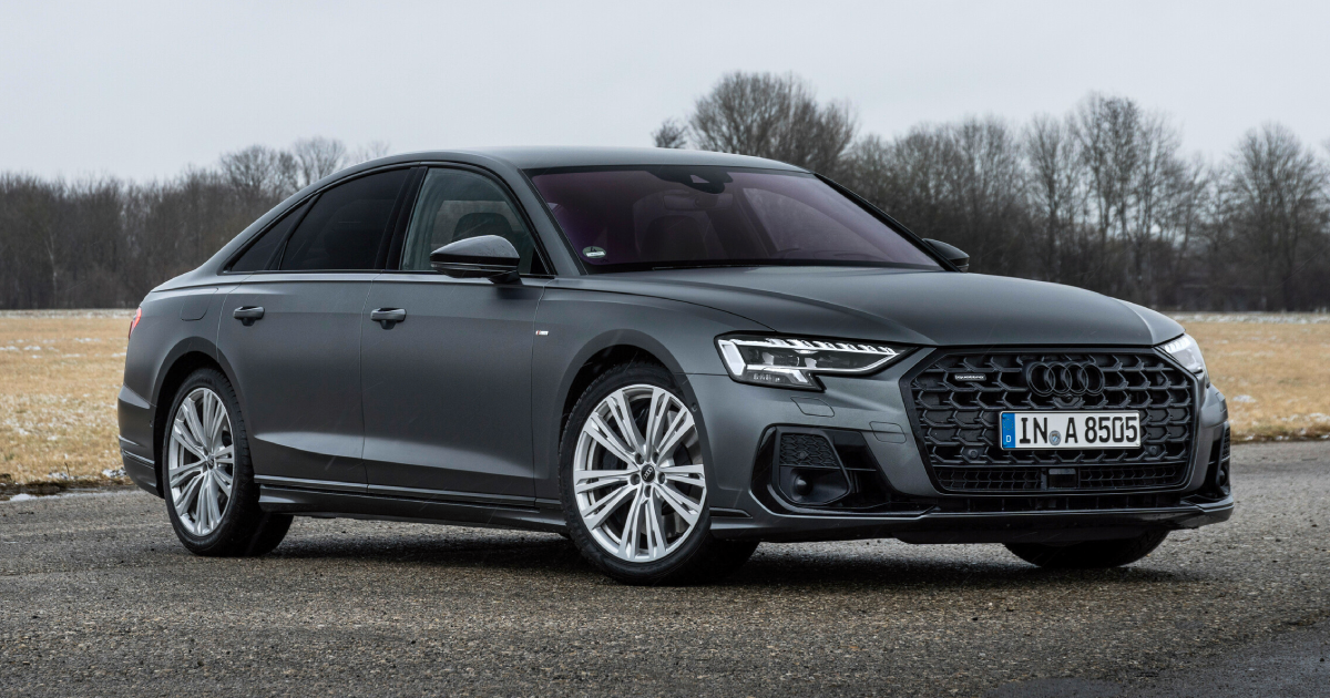 Вид Audi A8 спереду