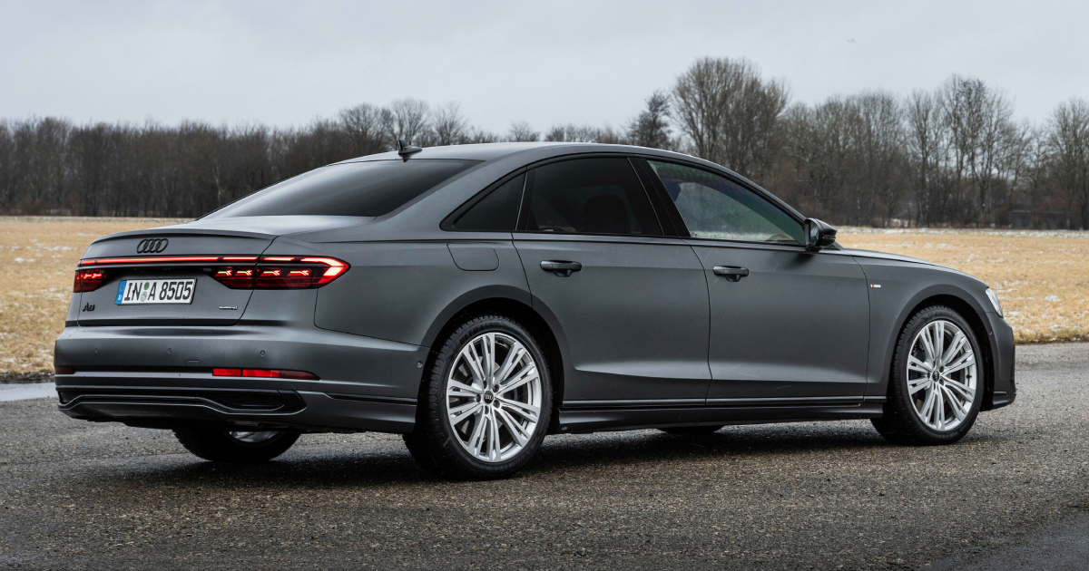 Вид Audi A8 збоку